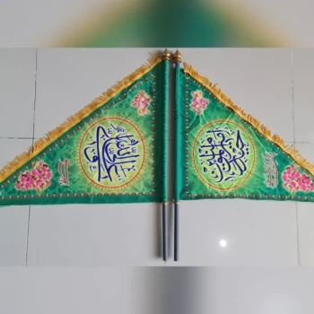 پرچم سردری طرح علوی گوش دوطرفه علی(ع)اندازه 90در 64همراه با لوله پلاستیکی و سربیرقدوطرفه ریشه دار اعلا بامتن یک طرف علی