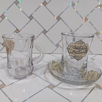 استکان دسته دار و نعلبکی 6 عدد استکان به همراه نعلبکی به صورتی دستی منقش به اسامی اهل بیت علیهم السلام 