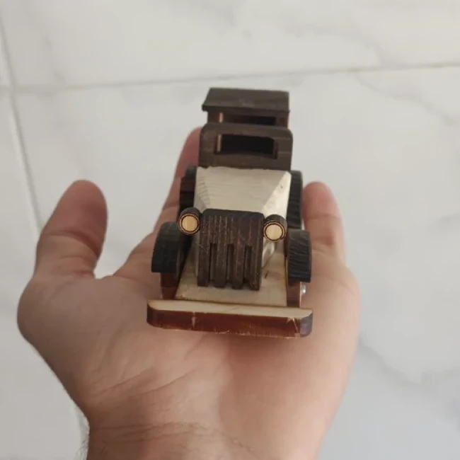 ماشین چوبی جیپ قدیمی کوچک