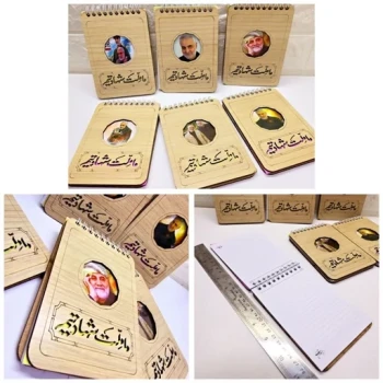 دفترچه چوبی طرح سردار خط دار برای خرید تعداد گفتگو بفرمایید مناسب هدایای فرهنگی مدارس یادواره شهدا سالگرد سردار