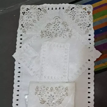 سجاده جانماز 4تیکه گل مریم سنگ کاری 
شامل سجاده.جانماز 2تیکه و جلد قرآن
