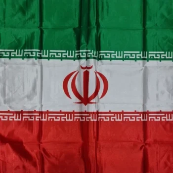 پرچم چوب خور طرح ایران جنس ساتن اندازه 50 در 80 سانت دهه فجر  مناسب نصب در مکان های عمومی 