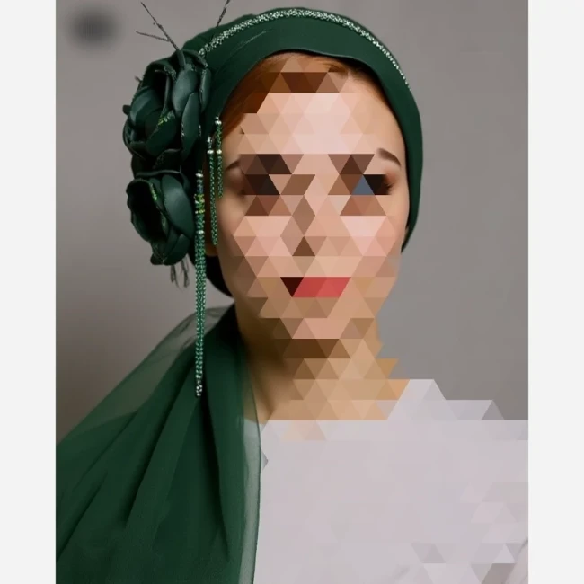 توربان مجلسی با سه گل دست ساز دارای رنگ بندی