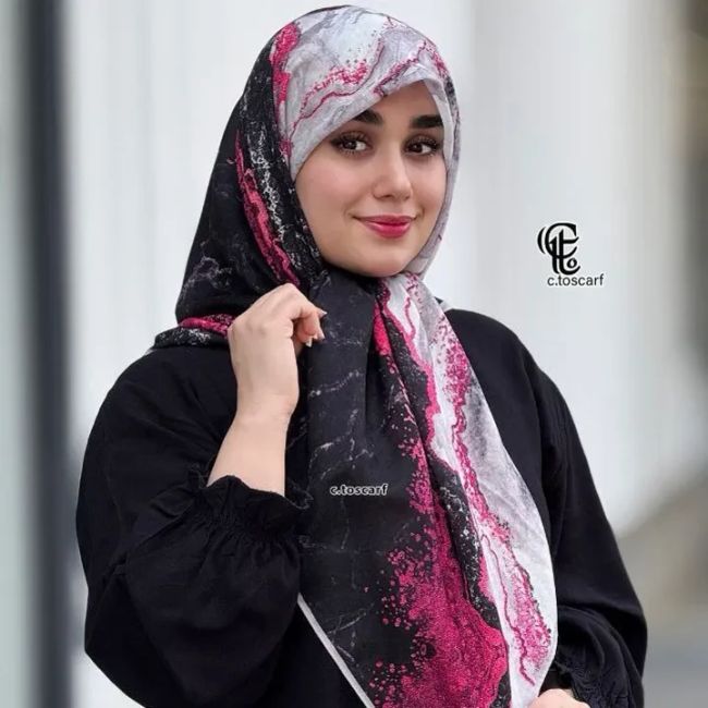 روسری نخی کاستوم سیتو طرح رزین 3 قواره 110 سفید سرخابی مشکی طلایی