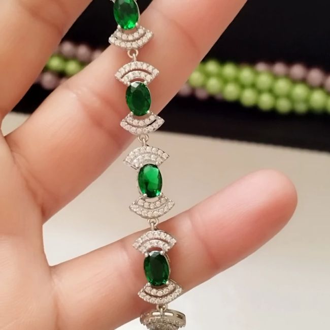 دستبند نقره زنانه نگین زمرد سنتاتیک عیار 925 با روکش طلا سفید