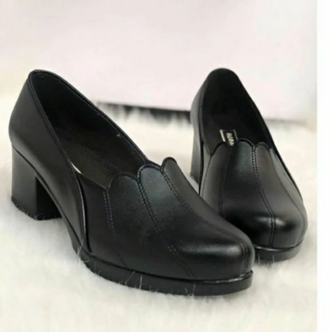 کفش زنانه طبی پاشنه دار چرمی مشکی مدل هلالی پاشنه 5 سانت سایز 37 تا 40