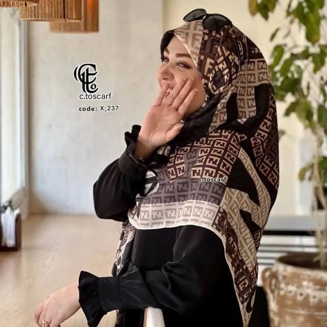 روسری مجلسی نخی طرح فندی کرم مشکی قهوه ای قواره بزرگ 140 سانتی متر