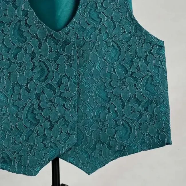 جلیقه زنانه ساتن و دانتل گلدار جلو باز یقه هفت فری سایز رنگ قرمز و سبز کله غازی