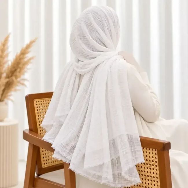 شال ساده نخی مدل حصیری سفید رنگ قواره 175 در 77 سانتیمتر