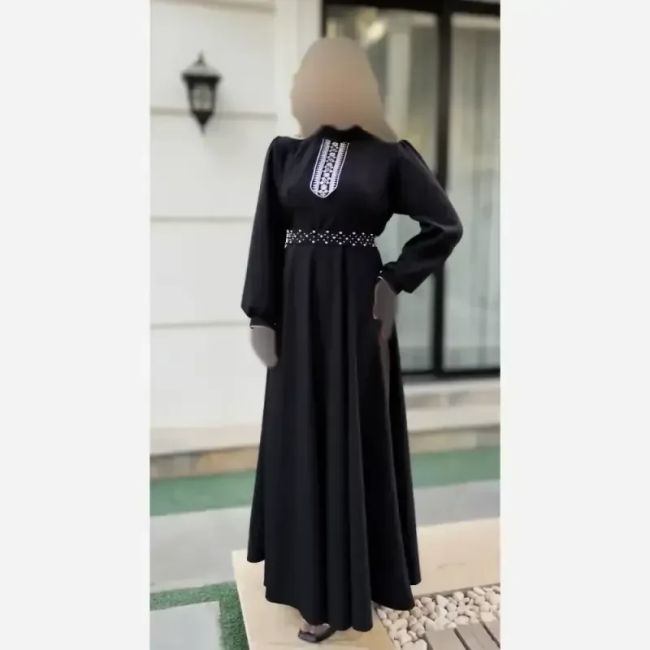 پیراهن زنانه مجلسی طرح سیمین جنس کرپ مازراتی رنگ مشکی با خرجکار هندی و کمربند مرواریدی