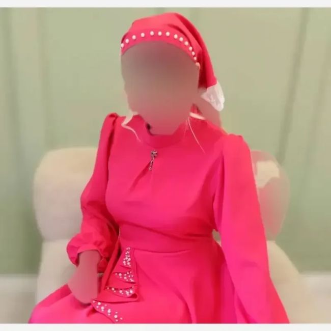 پیراهن مجلسی زنانه کرپ مازراتی مدل ستاره به همراه تل اسکارف و سنجاق یقه