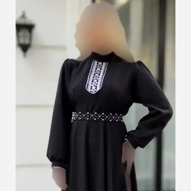 پیراهن زنانه مجلسی طرح سیمین جنس کرپ مازراتی رنگ مشکی با خرجکار هندی و کمربند مرواریدی