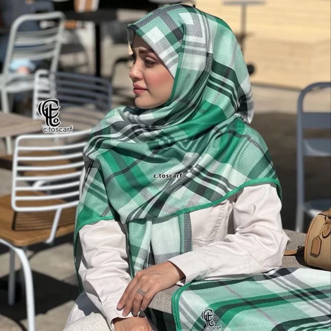 روسری نخی کاستوم طرح مونا چهارخونه قواره بزرگ 140 سانتیمتر دور چرخ دوز