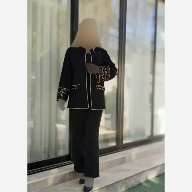 کت و شلوار زنانه ماهین جنس مازراتی با خرجکار مخمل سوزن دوزی رنگ مشکی