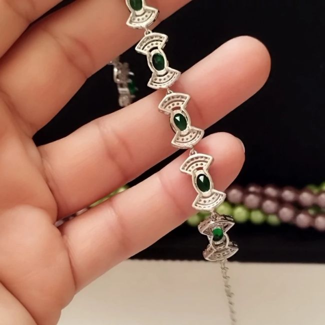 دستبند نقره زنانه نگین زمرد سنتاتیک عیار 925 با روکش طلا سفید