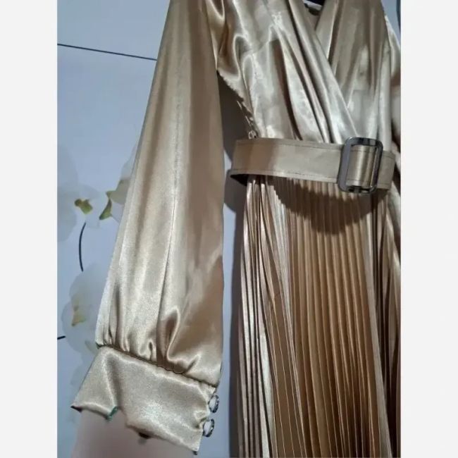 پیراهن مجلسی زنانه ساتن ال ایکس آستین بلند با کمربند و دامن پلیسه رنگ طلایی