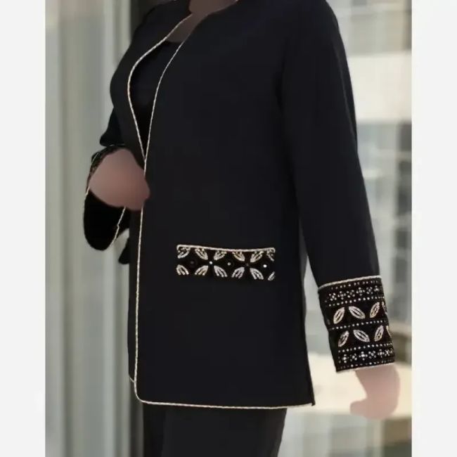 کت و شلوار زنانه ماهین جنس مازراتی با خرجکار مخمل سوزن دوزی رنگ مشکی