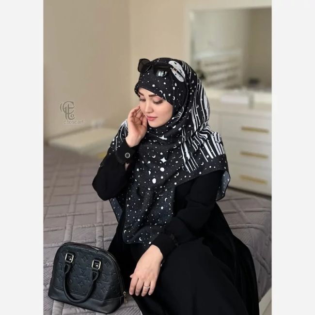 روسری نخی طرح ماهلین ابعاد 140 در 140 زمینه مشکی با ماه و ستاره سفید