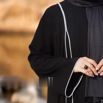عبای زنانه مدل لاله جنس سوپر الیزه جلوبسته با مغزی دوزی