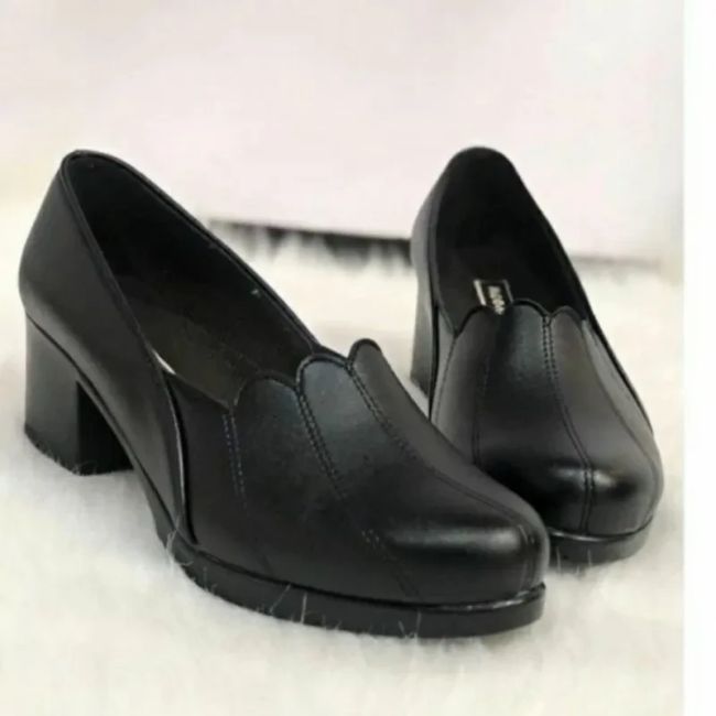 کفش پاشنهدار زنانه چرم مصنوعی مشکی مدل دل آرا