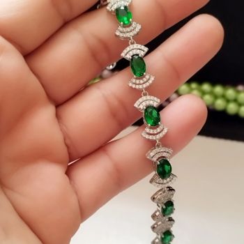 دستبند نقره زنانه نگین زمرد سنتاتیک عیار 925 با روکش طلا سفید