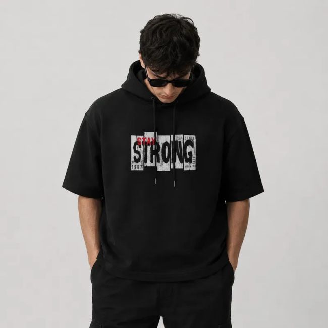 تی شرت مردانه کلاهدار نخی طرح حروف مشکی مدل STRONG