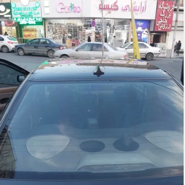 انتن ماشین مدل کوسه ای مشکی داخل حفره ای