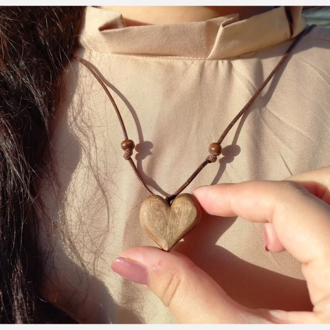 گردن آویز قلب چوبی 