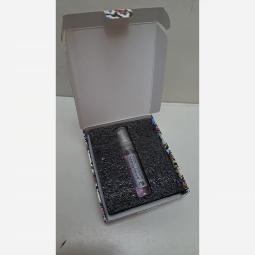 عطر مخصوص حرم حضرت عباس ع رایحه دلنشین حرم ارباب دربسته بندی زیبا هدیه معنوی روز معلم پدر مادر گذر