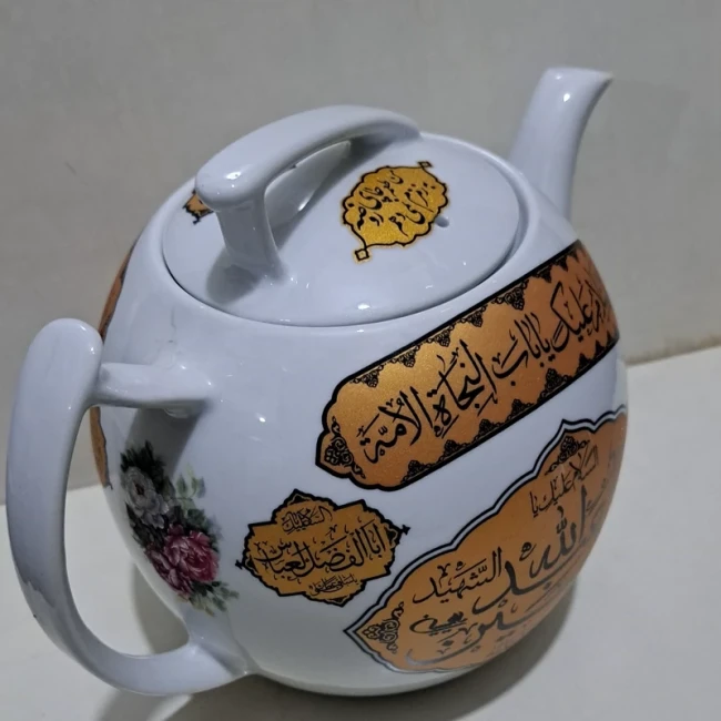 قوری دو و نیم لیتری مشکی منقش به نام یا اباعبدلله الحسین اهل بیت علیهم السلام مناسب فاطمیه و محرم 