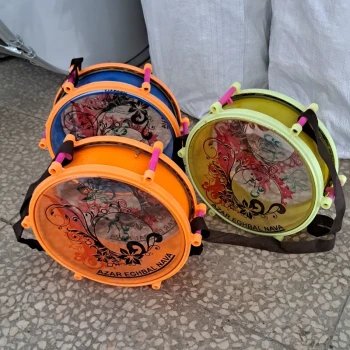 طبل بچگانه جنس پلاستیکی اندازه  21 سانتی به همراه چوب مخصوص کودکان  