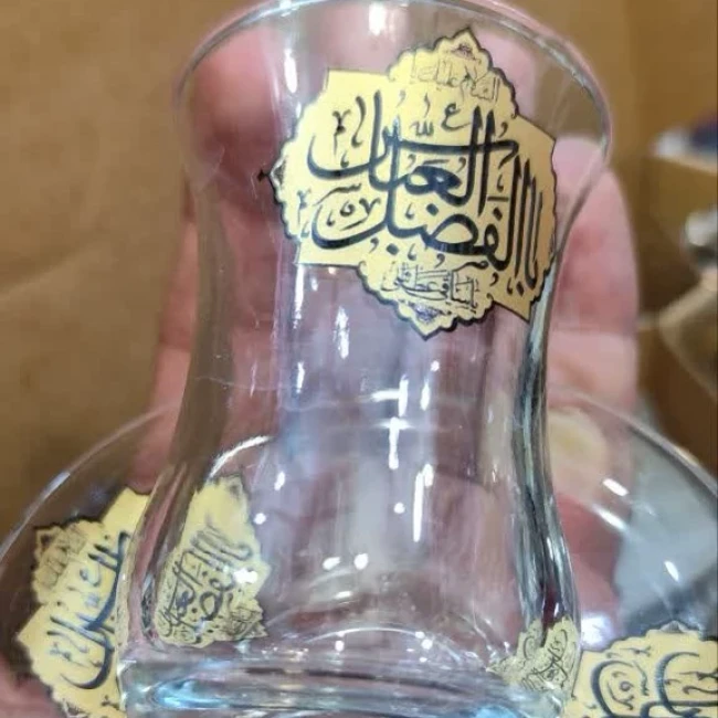 استکان دسته دار و نعلبکی 6 عدد استکان به همراه نعلبکی به صورتی دستی منقش به اسامی اهل بیت علیهم السلام 