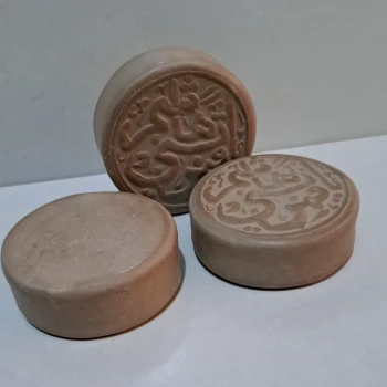 مهر تربت خالص کربلا گرد ارتقاع دو سانت قطر سه سانت مناسب سوغات کربلا جانماز منزل عروس 