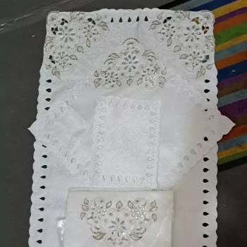 سجاده جانماز 4تیکه گل مریم سنگ کاری 
شامل سجاده.جانماز 2تیکه و جلد قرآن
