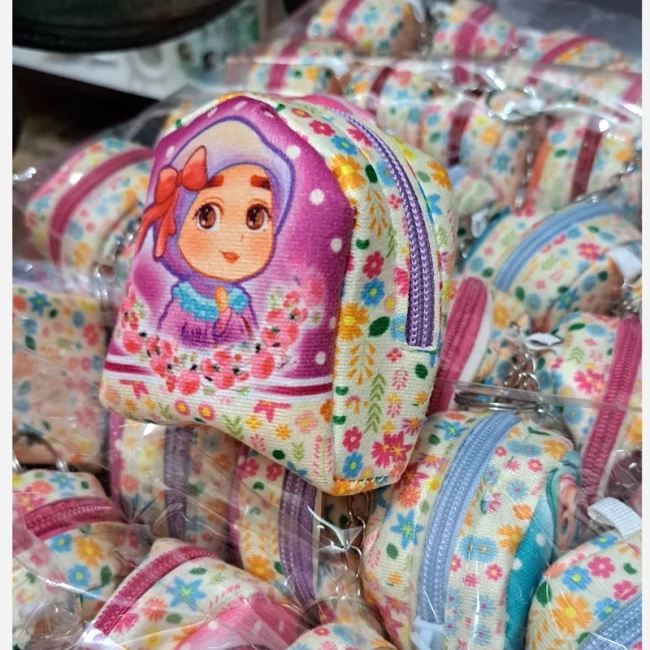 کیف هندزفری دخترانه اندازه حدودی 10 در 10 مناسب هدایای مدارس جشن تکلیف روز دانش آموز طرح حجاب