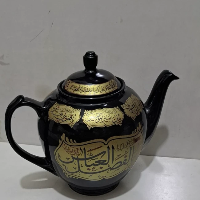 قوری دو و نیم لیتری مشکی منقش به نام یا اباعبدلله الحسین اهل بیت علیهم السلام مناسب فاطمیه و محرم 
