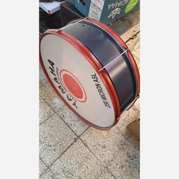 طبل تک چوب اندازه هشتاد سانتی میله ای باریک به همراه دسته و بند مناسب دسته جات 