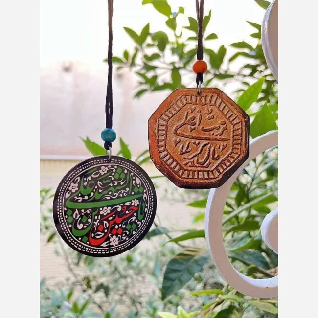 آویز ماشین چوبی حکاکی با نام مبارک امام حسین علیه السلام و آیه وإن یکاد آویز برچسبی امام حسینی مناسب مواکب محرم 