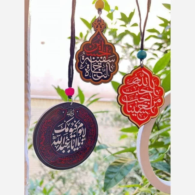 آویز ماشین چوبی حکاکی با نام مبارک امام حسین علیه السلام و آیه وإن یکاد آویز برچسبی امام حسینی مناسب مواکب محرم 