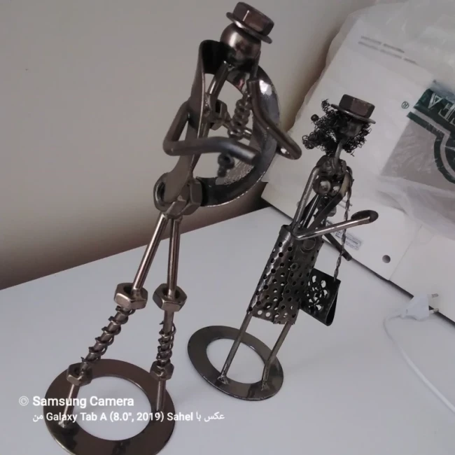 مجسمه فلزی دستساز زن و مرد