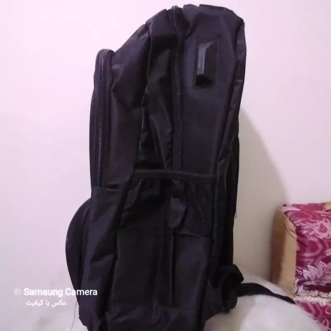 کوله پشتی جادار وجنس ودوخت عالی برند CAT دارای ورودی کابل  آیو ایکس جنس خارجی 