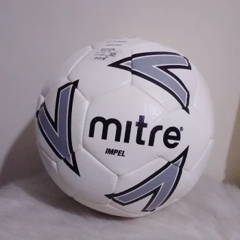 توپ چمن اصل mitre شناسنامه دار  برند معتبر 