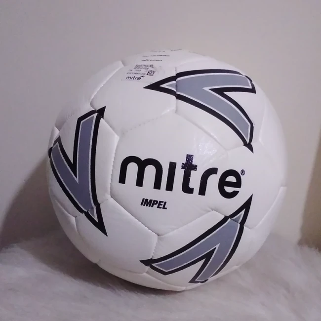 توپ چمن اصل mitre شناسنامه دار  برند معتبر 