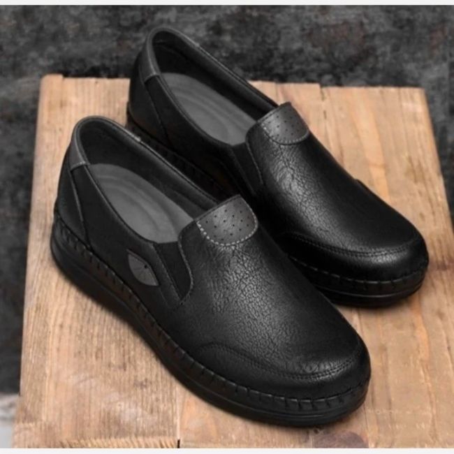 کفش زنانه طبی دست دوز مدل جیران رنگ مشکی (همراه با کفی طبی و خارپاشنه)