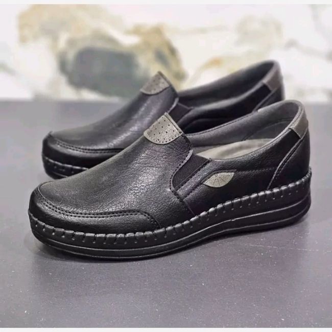 کفش زنانه طبی دست دوز مدل جیران رنگ مشکی (همراه با کفی طبی و خارپاشنه)