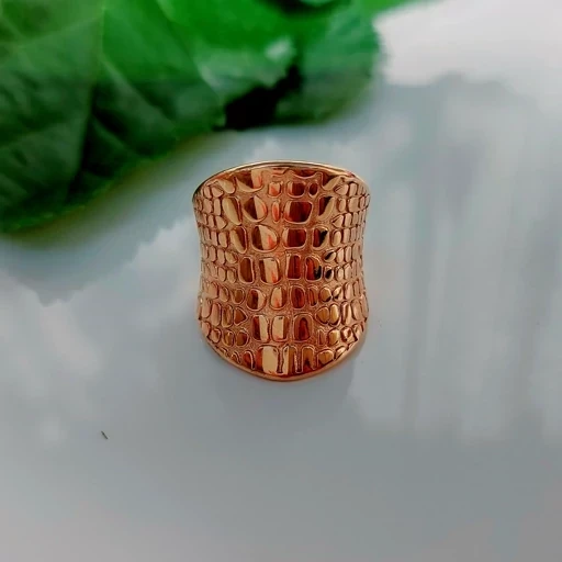 انگشتر زنانه طرح پوست ماری رنگ رز گلد استیل ، رنگ ثابت و ضدحساسیت
