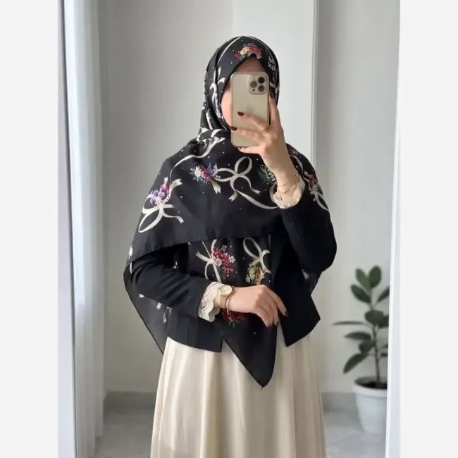 روسری نخی درجه یک قواره 140 طرحدار مشکی و قهوه ای و سبز