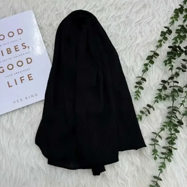 شال نخی ساده منگوله دار برشکا مشکی