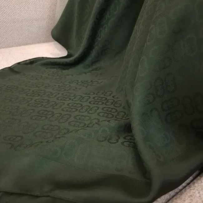 روسری ژاکارد سبز قواره 140 تک رنگ دور دوخت
