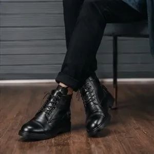 نیم بوت مردانه اسپرت سگک دار چرم صنعتی مشکی رنگ